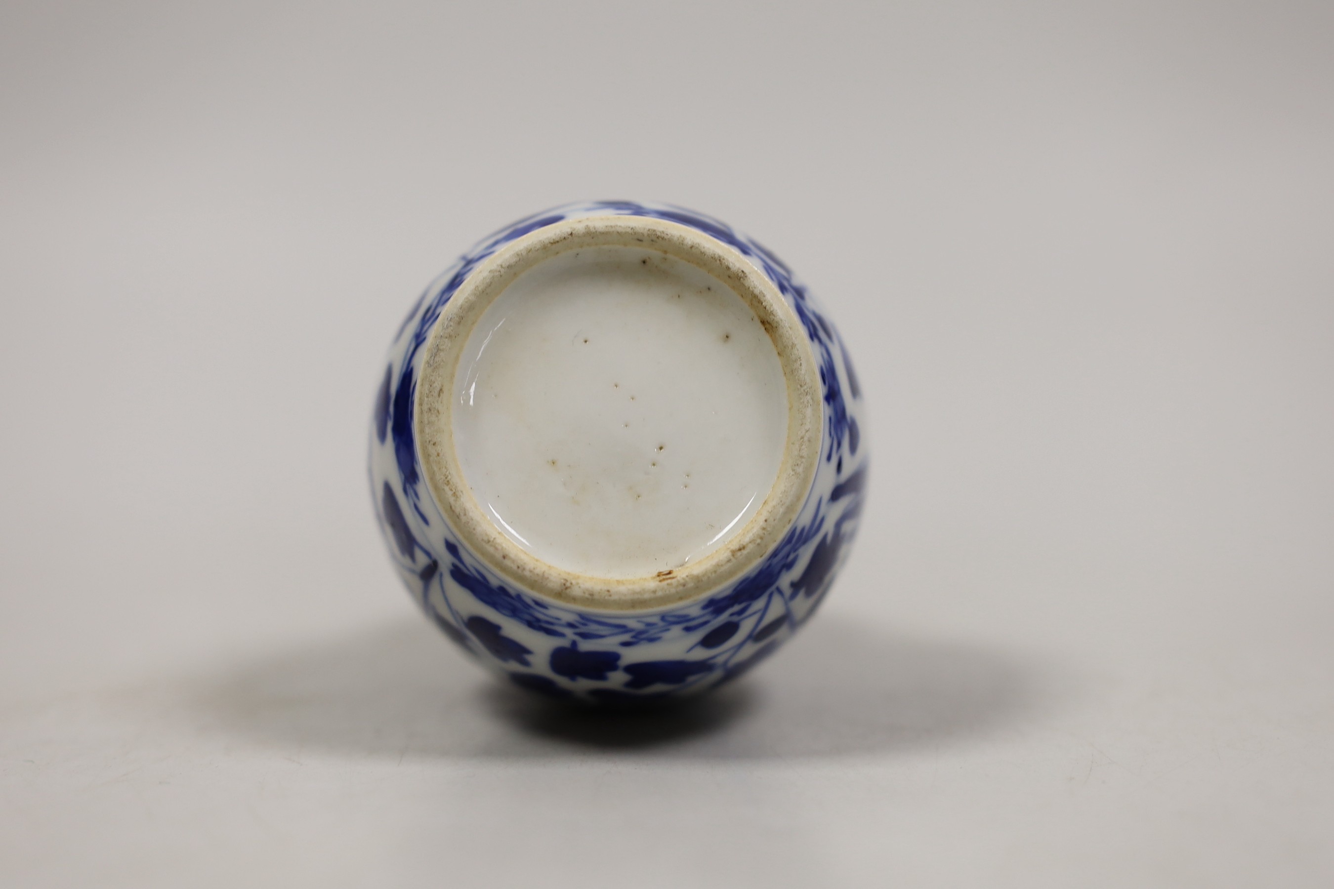 A small Chinese blue and white double gourd vase, c.1900. 12cm tall